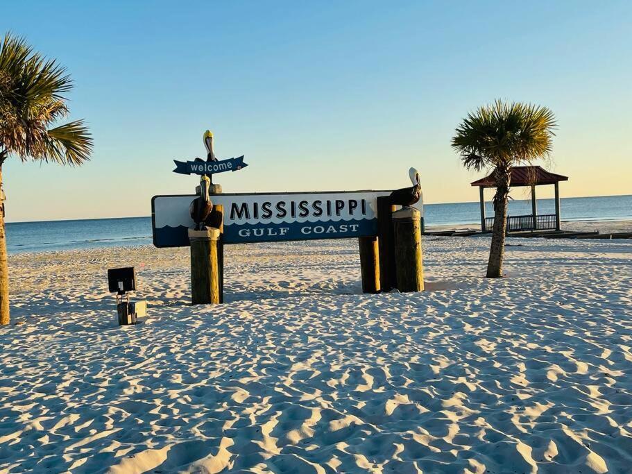 Feels Like Home Escape, 1/2 Mile To Beach Gulfport Exterior foto