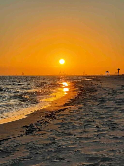 Feels Like Home Escape, 1/2 Mile To Beach Gulfport Exterior foto